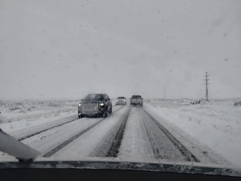 en-chocon-medio-tambien-hay-acumulacion-nieve-la-calzada