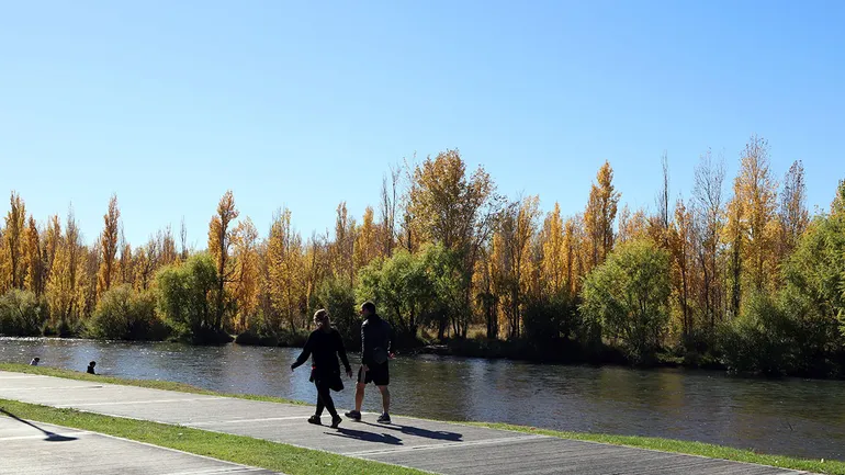 el-otono-ya-se-disfruta-pleno-la-ciudad-neuquen