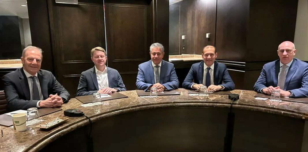 web-Gutierrez-y-Figueroa-se-reunieron-con-autoridades-de-la-petrolera-ExxonMobil-en-Washington-03-1-1068x527