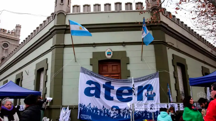 neuquen-Aten-en-casa-de-Gobierno-Paro-por-72-hs-piden-mesa-de-negociacion-Fotos-Ceci-Maletti-06