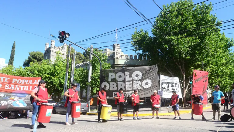 acampe-organizaciones-sociales-casa-gobierno-4jpg