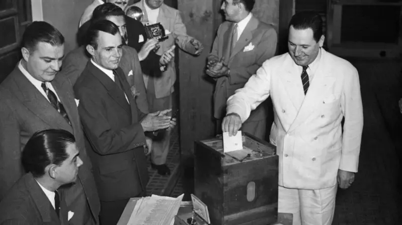 Juan Perón Votando