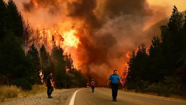 Incendios-en-la-Patagonia-el-fuego-en-Puerto-Patriada-no-cesa-y-obliga-a-evacuar-zonas-de-Epuyen_full