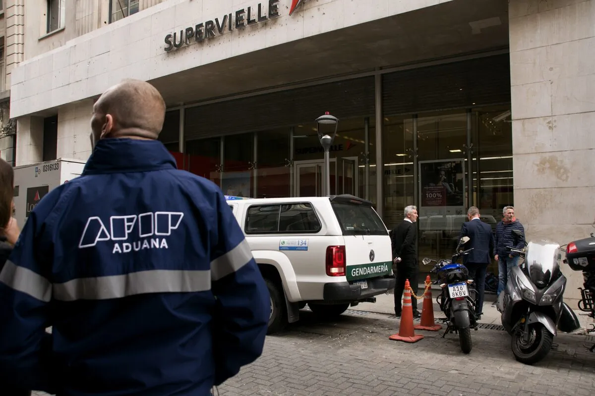 la-aduana-allano-bancos-de-la-city-OOMIQ2RTB5EAPDUEWB3D2ZI3GY