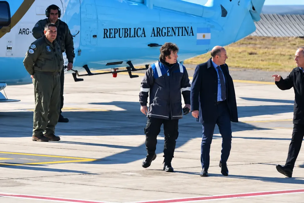 Autoridades junto al helicóptero presidencial argentino
